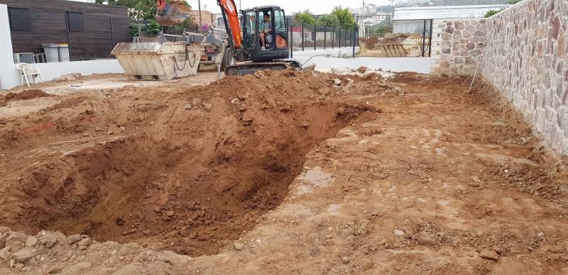 Evacuation de la terre après le terrassement d’une piscine