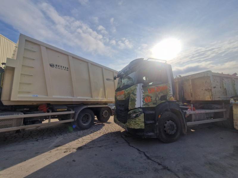 grosse benne neuve à déchets divers à Hyères (83)